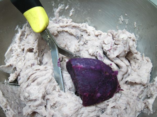 放容器內趁熱壓成泥狀，加無鹽奶油(事先軟化)、糖拌勻。成芋頭蕃薯泥。