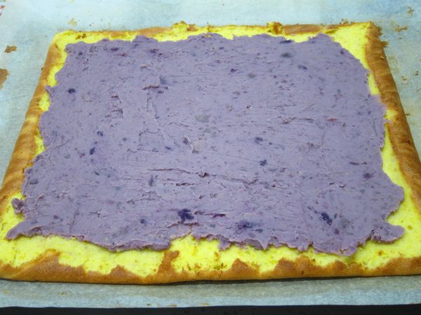 我要做成小蛋糕捲，所以蛋糕體橫切，一分為二。芋頭蕃薯泥，鋪於蛋糕體上，捲起。