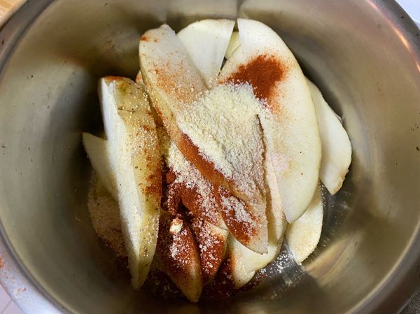 切好的薯角先泡水去除表面多餘的澱粉，之後擦乾表面放入盆中加入調料-紅椒粉1茶匙，大蒜粉1茶匙，乳酪粉，鹽少許，拌勻後在噴灑橄欖油再次拌勻！