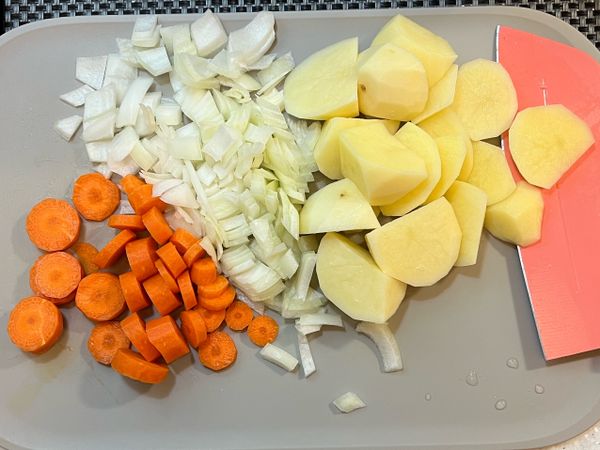 澳洲紅蘿蔔 兩條切塊 
洋蔥 切小塊
馬鈴薯 滾刀切塊