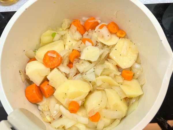 下馬鈴薯 拌炒3分鐘 加鹽巴黑胡椒調味