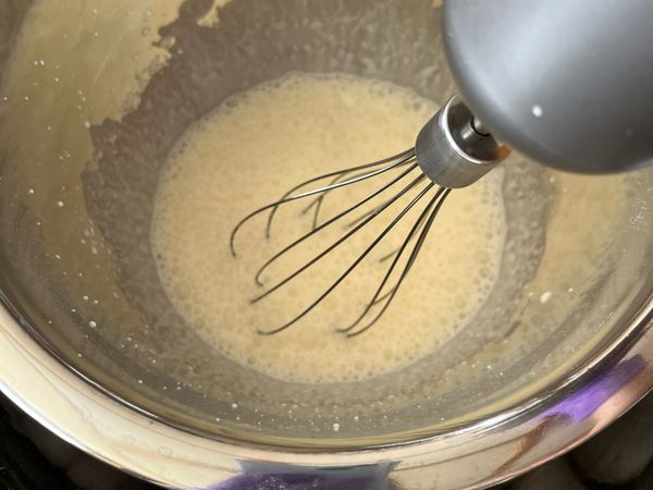 盆中放入鮮奶油、砂糖，盆底浸泡冰水。