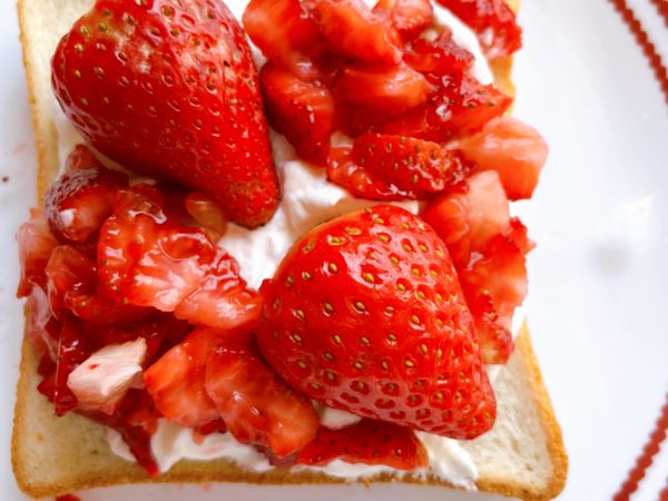 砧板上鋪一張保鮮膜，先放1片吐司，抹上1/4量的優格鮮奶油。中央部分抹厚一點，邊緣部分留一點空間。如照片位置擺水果，另一片吐司也像作法1一樣抹上優格鮮奶油。塗抹鮮奶油的那一面朝下，蓋到作法2上並輕輕按壓。

照片為對角切成兩個三明治的擺法。