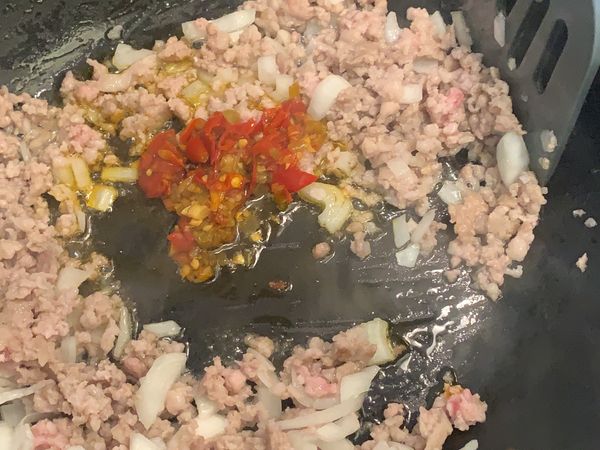 少許油炒香絞肉，炒出豬油後，放洋蔥炒香，再放入雙椒辣醬拌炒