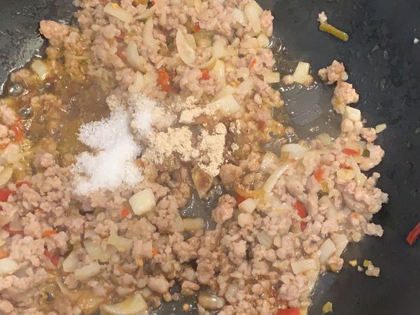 醬油、胡椒粉、糖，調味後，加1碗水煮沸