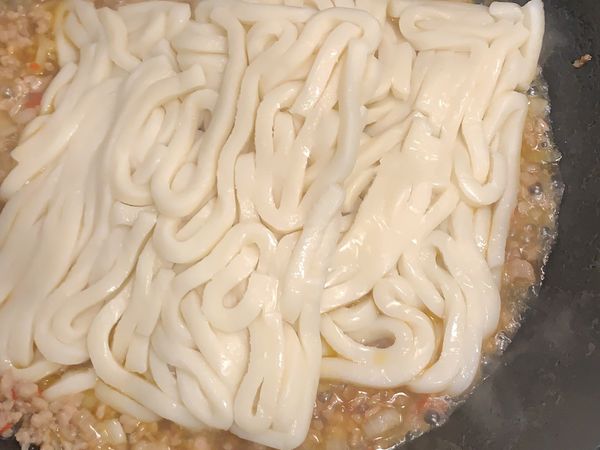 放入烏龍麵
