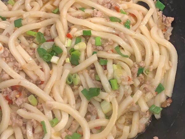 拌炒至軟化入味，再撒蔥花即可