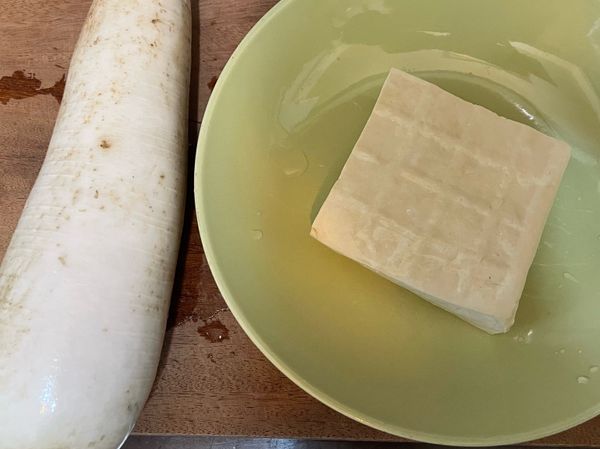 準備白蘿蔔跟板豆腐還有紅蘿蔔