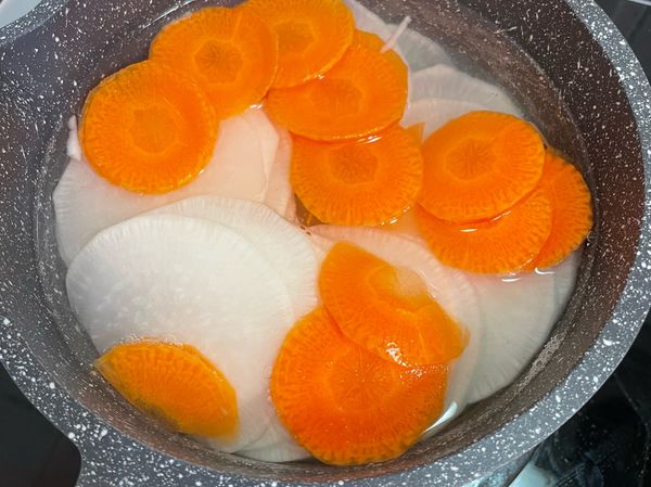 可以將切好蘿蔔川燙過一次，這樣蘿蔔生味比較不會這麼重（看個人，可做可不做）