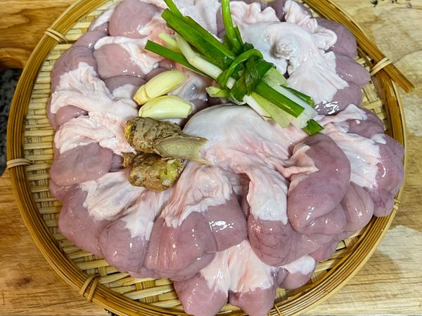 新鮮的粉腸只需要買回後略微清洗，買的時候可以擠點粉出來看，如果腸裡的粉的顏色屬淡黃偏白則煮好後吃起來不會苦，但是如果顏色偏黃則會略帶苦味（漢子不愛）。
蔥洗淨略拍蔥白部位，綁蔥結或切長段都可；蒜略拍去皮，薑洗淨切片；