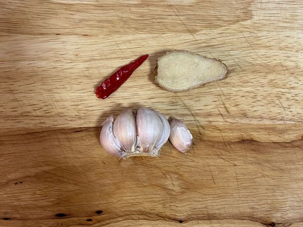 趁煮腸粉時調醬和切薑絲；