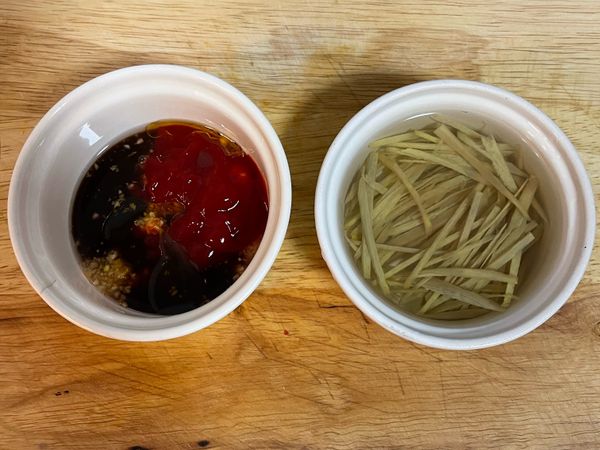 薑絲：以嫩薑切薄片後切細絲，泡入可飲用的水中，放冰箱冷藏。
五味醬：蒜和辣椒切細末，薑磨泥，加入醬料混勻，試味道用水調出平衡。