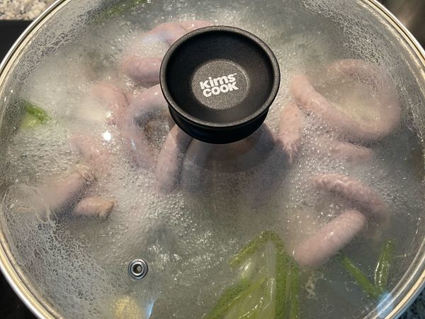 煮好後的粉腸可以先剪掉一部份外層的油（白白的部位），再切剪成適合的大小，擺上薑絲撒點蔥花，沾五味醬享用。