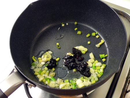 小火炒香蔥、薑、豆豉