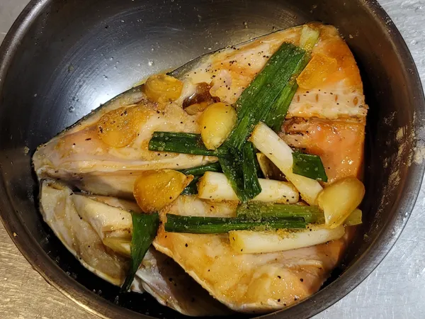 鮭魚頭洗淨

下米酒
醬油 黑白胡椒
蒜片 蔥段
糖   味淋