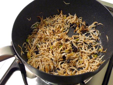 放入吻仔魚略炒，嗆入米酒