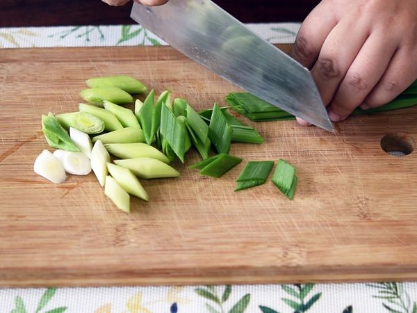 蒜苗辣椒斜切小段