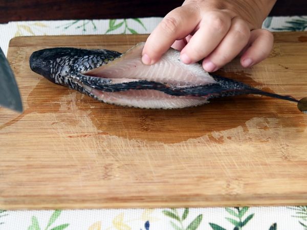 從魚背延著骨頭兩面各劃一刀