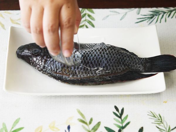 用鹽及米酒醃漬去腥10分鐘