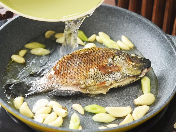 下蒜頭並加水至魚身二分之一處