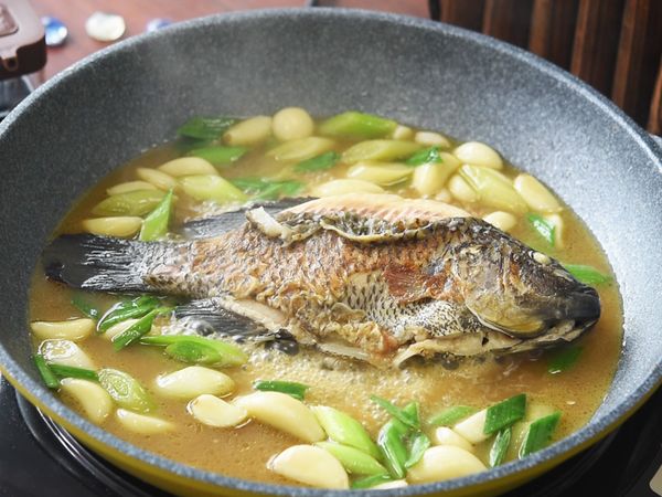 開大火下蒜苗、醬油一大匙、糖一小匙