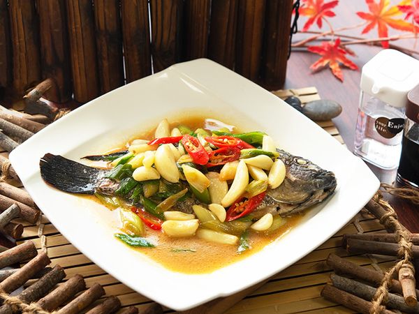 蒜頭煮得軟綿香甜，蒜燒香氣入味好下飯 
只用簡單的調味呈現最經典的味道