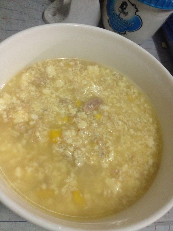 將[食材]去除多餘水分後到入大碗中，打2顆全蛋，充分揉捏攪拌。
(分成2碗備用)