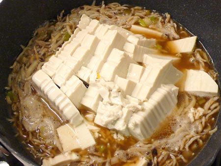 加入豆腐丁、水1/3杯同燒5分鐘