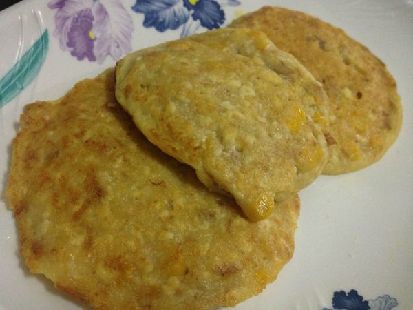 等待的過程中，第二碗加木薯粉，攪拌均勻，一勺勺舀進平底鍋中，開小火，2面煎熟。
(可煎成直徑10公分的餅6塊)