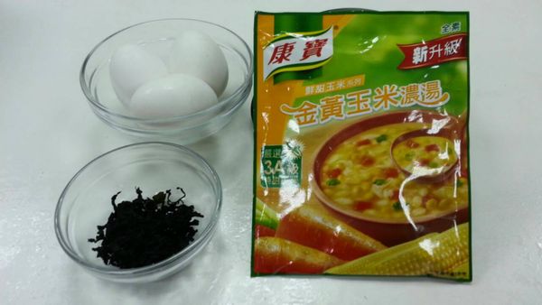 準備好食材-蛋3顆、兩米杯溫水及康濃濃湯金黃玉米濃湯口味