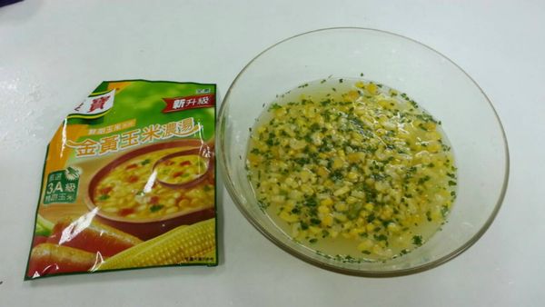 將兩米杯溫水加入半包康寶濃湯湯包，攪拌均勻