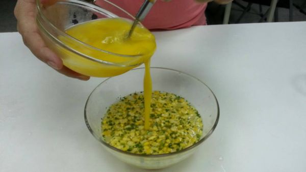 加入蛋液，攪拌均勻