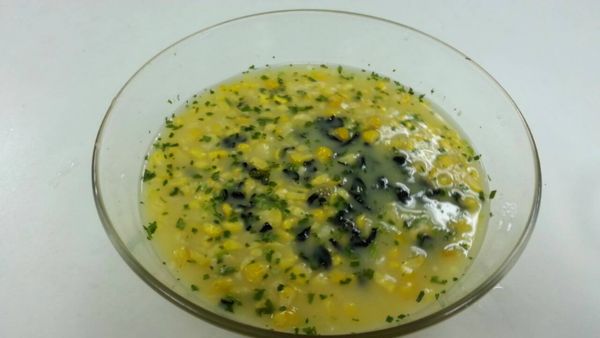 加入海帶芽，攪拌均勻