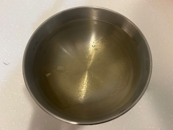 把吉利丁泡到冰水裡泡軟。