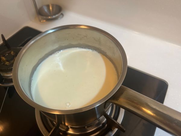 鮮奶、鮮奶油、砂糖放到鍋子裡，煮到鍋子邊緣稍微起泡、砂糖完全消失。
