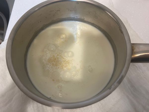 關火，將吉利丁擠乾，放入鍋中，攪拌均勻。