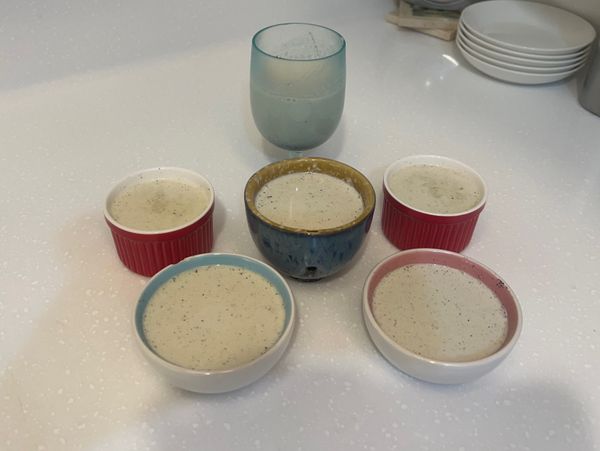 倒入杯子裡，放涼後，放入冰箱。