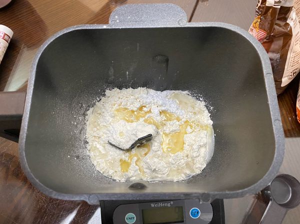 將披薩餅皮材料全部（除了酵母以外）放入水波爐攪拌機中