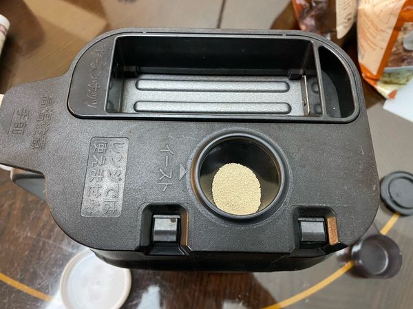 將酵母放入酵母巢中，開始揉麵