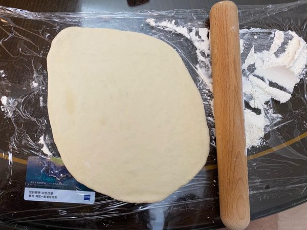 發酵完後，取出麵團桿平，桿成薄片（太厚會變厚片披薩）