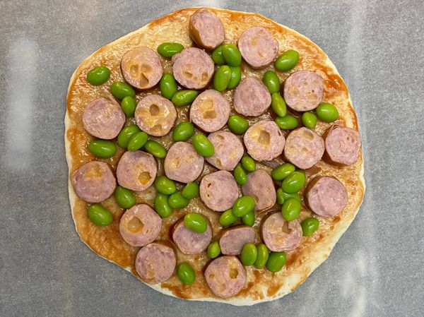 平均擺上起司香腸跟毛豆