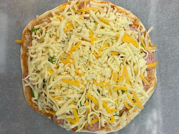 鋪上焗烤起司，放入烤箱烤220度9分鐘