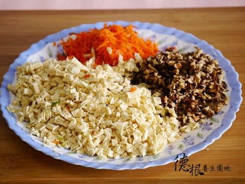 將餡料洗淨，香菇泡軟，蛇瓜刨絲，所有餡料一一切碎