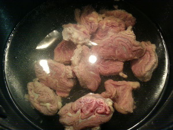 牛腱肉洗淨，切片，放進熱水中燒熟。