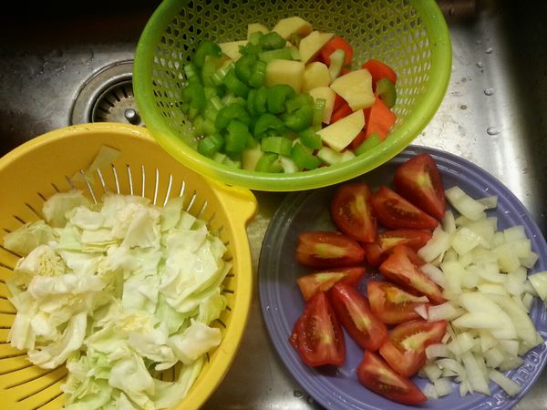 胡蘿蔔，蕃茄、 西芹， 椰菜、洋蔥、馬鈴薯、蒜頭洗淨，瀝乾水份，全部切成條或粒狀。