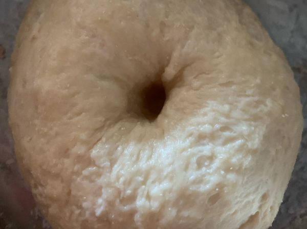 把除了黄油以外的所有食材倒入厨師機中速擋開始揉，也可以用手揉成麵團後用保鮮膜蓋好放入冰箱8至12小時，拿出來用手指試一下擦入面團中如沒有反彈即發酵完成