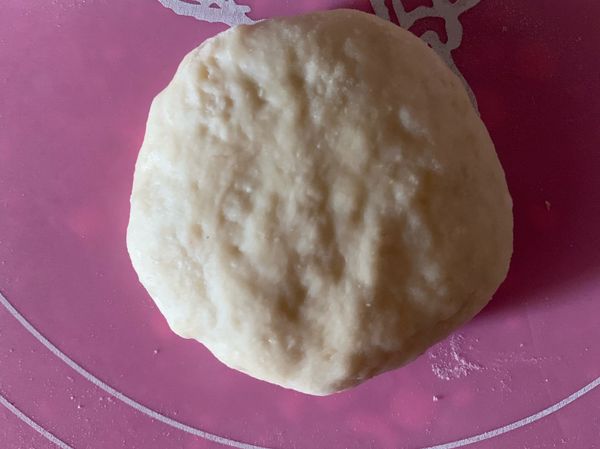 完成發酵後，拿出來揉揉排氣，再分成小麵團，把小麵團搓完按扁