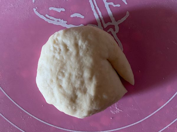 把麵團上外邊斜切一下成了耳朵