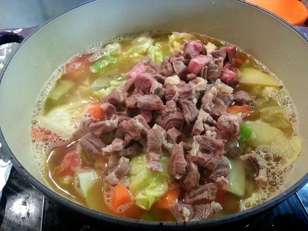 預備一個湯煲，加水，將牛腱肉粒、月桂葉、牛湯粒、指天椒加入，大火煮滾後改小火煲2小時 (或用高湯代替牛湯粒)