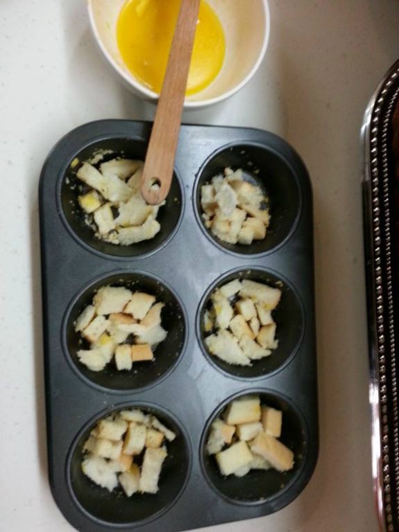 先把烤盤抹上奶油，薄薄鋪上一層吐司